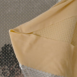 Sequins argentés sur maille chair