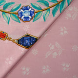 Maille de viscose satinée imprimée fleurs et bijoux fond rose clair