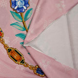Maille de viscose satinée imprimée fleurs et bijoux fond rose clair