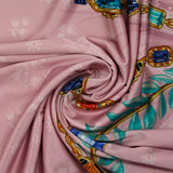 Maille de viscose satinée imprimée fleurs et bijoux fond rose clair