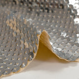 Sequins argentés sur maille chair