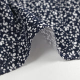 Jersey de algodón estampado con ramas de árboles blancas y fondo azul medianoche