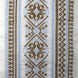 Voile de coton brodé frise marron et ciel fond blanc