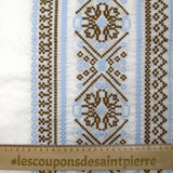 Voile de coton brodé frise marron et ciel fond blanc