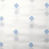 Voile de coton brodé frise marron et ciel fond blanc