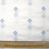 Voile de coton brodé frise marron et ciel fond blanc