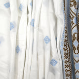 Voile de coton brodé frise marron et ciel fond blanc