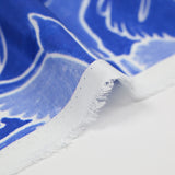 Viscose imprimée jacquard envolée sauvage bleue fond blanc
