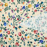 Punto de viscosa estampado con pequeñas flores campestres sobre fondo beige