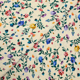 Punto de viscosa estampado con pequeñas flores campestres sobre fondo beige