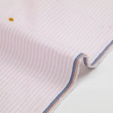 Coton tissé teint brodé marguerite fond rayé blanc et rose