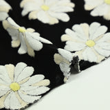 Jersey de coton imprimé marguerite éponge en relief fond noir