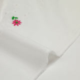 Broderie anglaise brodée fleurs roses fond blanc