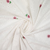 Broderie anglaise brodée fleurs roses fond blanc