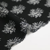 Jersey de viscose imprimé médaillon de fleurs grises fond noir
