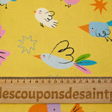 Popeline de coton imprimée oiseau rose et bleu fond jaune impérial