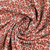 Fondo de ladrillo de mosaico floral blanco estampado de algodón indio