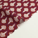 Algodón indio estampado Vamika adornos blancos fondo rojo amaranto