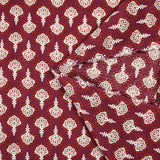 Algodón indio estampado Vamika adornos blancos fondo rojo amaranto