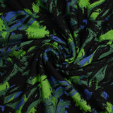 Maille Milano polyviscose nature en folie bleue et noire fond vert