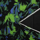 Maille Milano polyviscose nature en folie bleue et noire fond vert
