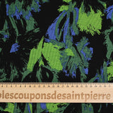 Maille Milano polyviscose nature en folie bleue et noire fond vert