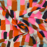 Viscose imprimée graphiquement floue rose et violet fond argile
