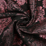 Brocart lamé rose foncé bouquet de roses fond noir