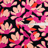Satin de coton élasthanne fleurs rose fond bleu marine