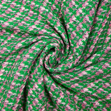 Tweed de polyester rose fond vert prairie
