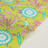 Coton indien imprimé fleurs de porcelaine turquoise fond vert anis