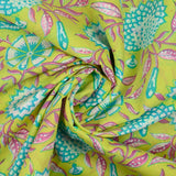 Coton indien imprimé fleurs de porcelaine turquoise fond vert anis