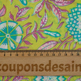 Coton indien imprimé fleurs de porcelaine turquoise fond vert anis