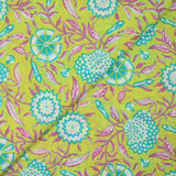 Coton indien imprimé fleurs de porcelaine turquoise fond vert anis