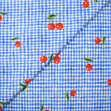 Coton imprimé cerise fond effet vichy bleu