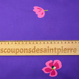 Polyester satiné imprimé fleurs roses fond violet