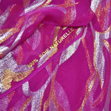Fucsia Silk Muslin Lys Jacquard Mueve el oro y la plata