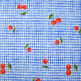 Coton imprimé cerise fond effet vichy bleu