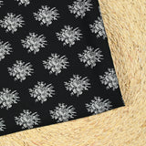 Crêpe imprimé médaillon de fleurs grises fond noir