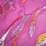 Fucsia Silk Muslin Lys Jacquard Mueve el oro y la plata