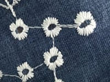 Twill de polyester brodé marguerite fond bleu