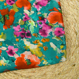 Satin de soie imprimé douceur en peinture fond turquoise