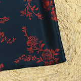 Satin de soie imprimé roses rouges fond bleu nuit