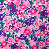 Viscose imprimée fontaine de fleurs rose et violet fond blanc cassé
